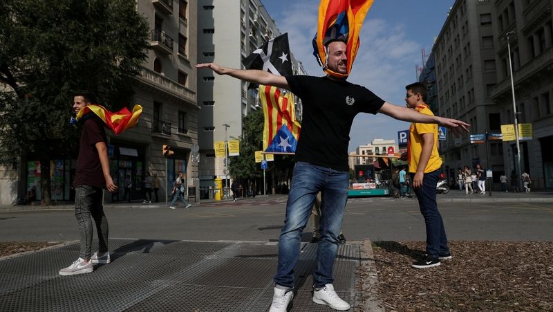Lidé s katalánskou separatistickou vlajkou v Barceloně