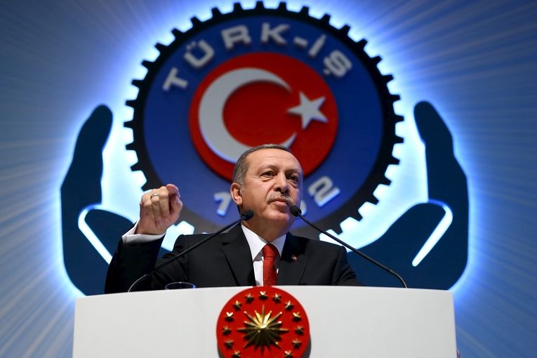 Turecký prezident Recep Tayyip Erdogan hovoří na mítinku v Ankaře. 
