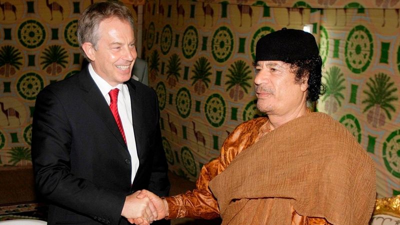 Britský expremiér Tony Blair s libyjským vůdcem Muammarem Kaddáfím v roce 2007