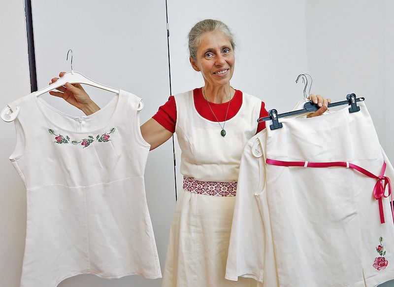 Věra Ovečková se zabývá písmem zvaným bukvice a tvorbou oděvů inspirovaných slovanskou módou.