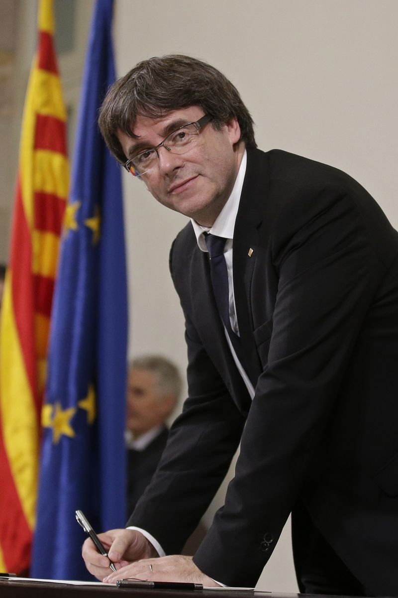 Katalánský premiér Carles Puigdemont podepisuje deklaraci nezávislosti