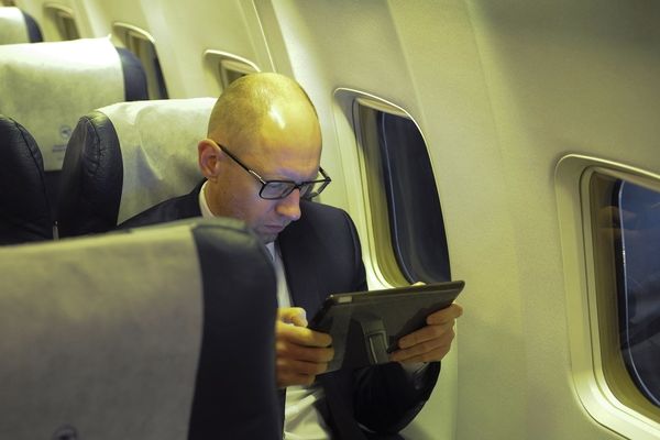Ukrajinský premiér Arsenij Jaceňuk při cestě letadlem v Lvova do Kyjeva