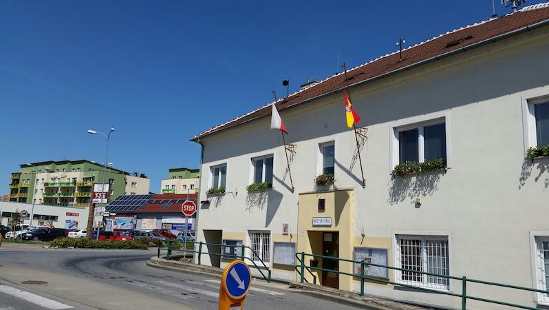 Moravská vlajka na budově městského úřadu v Rajhradě u Brna
