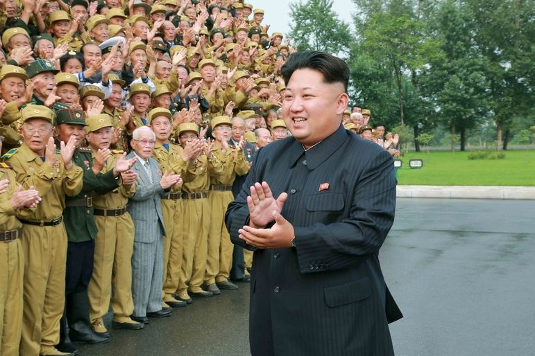 Severokorejský vůdce Kim Čong-un s válečnými veterány