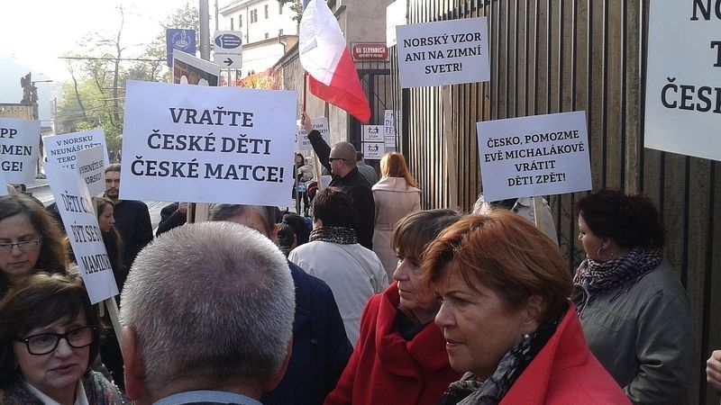 Za vrácení dětí z norské náhradní péče do původní české rodiny demonstrovaly v Praze desítky lidí. 