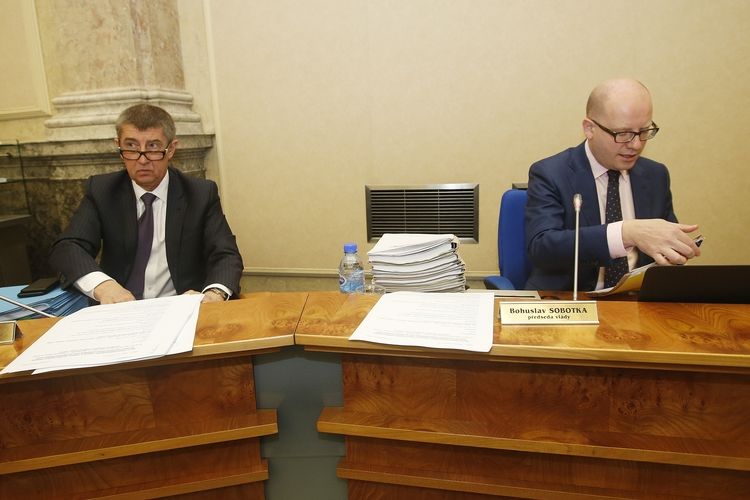 Ministr financí Andrej Babiš a premiér Bohuslav Sobotka na schůzi vlády