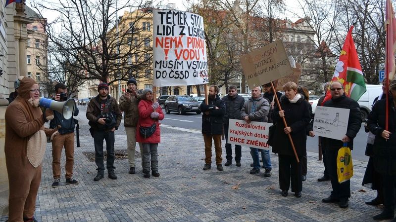 Protest proti způsobu udělování krajských dotací u sídla Středočeského kraje v Praze.