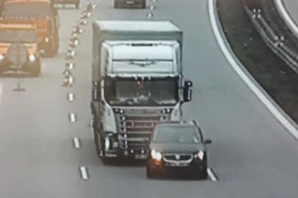 Vybržďování kamionu na D5 (video je bez zvuku)