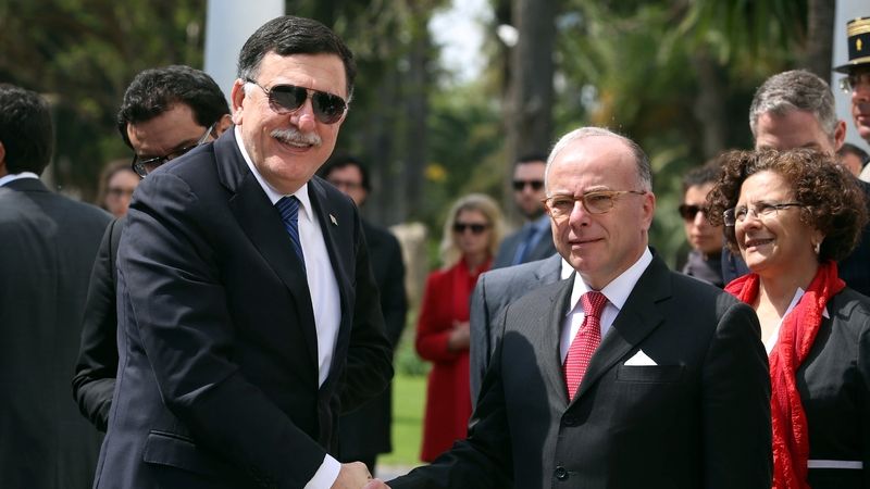Libyjský premiér Faíz Sarrádž (vlevo) se zdraví s předsedou francouzské vlády Bernardem Cazeneuvem