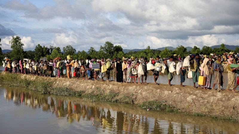 Rohingové prchají z Barmy čekají ve frontě po překročení hranice 