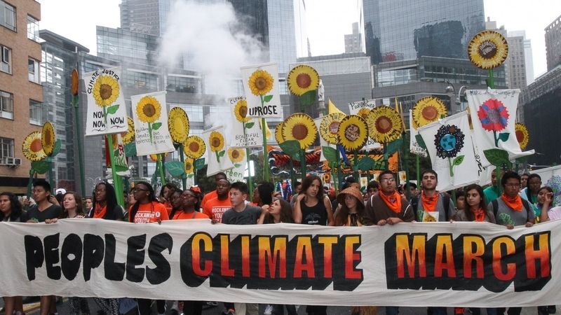 Městem New York prošel 21. září zřejmě nejmohutnější průvod protestující proti poškozování klimatu, zúčastnilo se ho podle odhadů až 300 000 lidí.