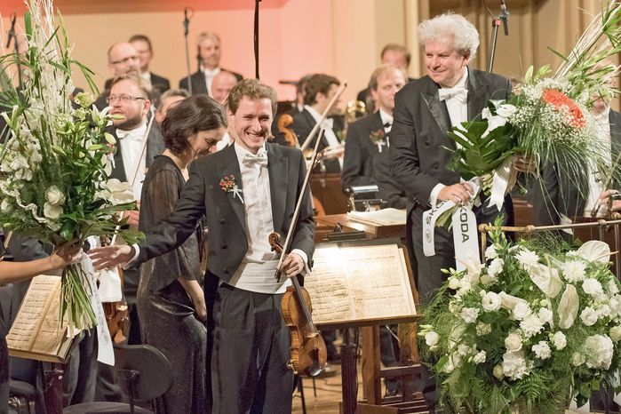 Při zahajovacím koncertu v Rudolfinu s Českou filharmonií. Vpravo je dirigent orchestru Jiří Bělohlávek.