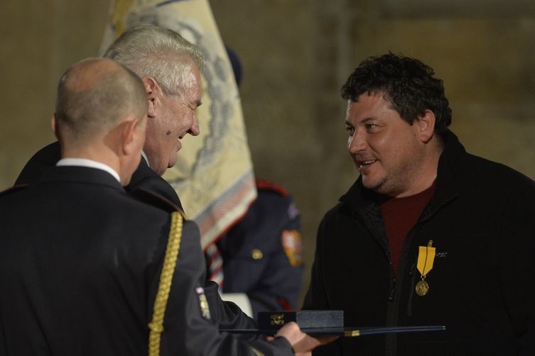 Režisér a scenárista Robert Sedláček (vpravo) přebírá od prezidenta Miloše Zemana Medaili Za zásluhy.