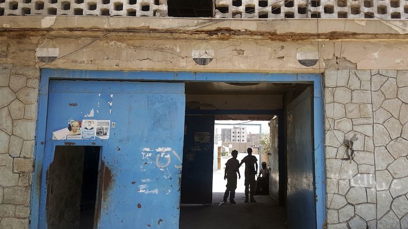 Brána věznice Mansúra v jemenském Adenu