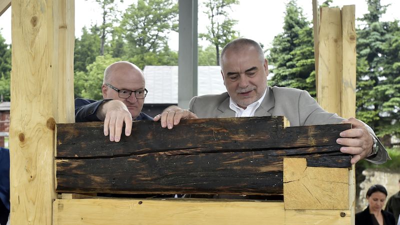 Ministr kultury Daniel Herman a ředitel Valašského muzea v přírodě v Rožnově pod Radhoštěm Jindřich Ondruš (vpravo) navštívili 16. června Pustevny na Vsetínsku, kde se začala obnovovat chata Libušín. 