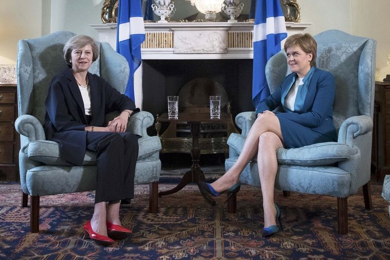 Nová britská premiérka Theresa Maová po jednání se skotskou první ministryní Nicolou Sturgeonovou.