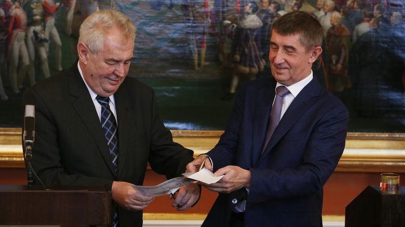 Ministr financí Andrej Babiš a prezident Miloš Zeman na Pražském hradě rozstříhali státní dluhopis na čtyři milióny.