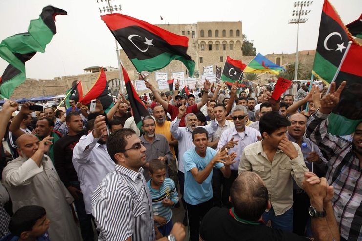 Lidé v Tripolisu oslavují rozpuštění parlamentu nejvyšším soudem.