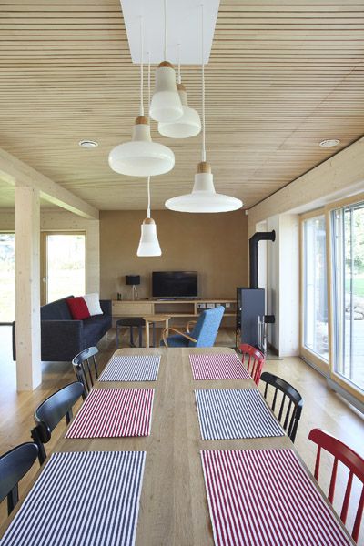 V interiéru převažuje bělené dřevo (stěny a stropy), olejované dřevo (dubová podlaha) a další přírodní materiály. Čelní stěna obývacího pokoje má hliněnou omítku v příjemném zemitém odstínu. 