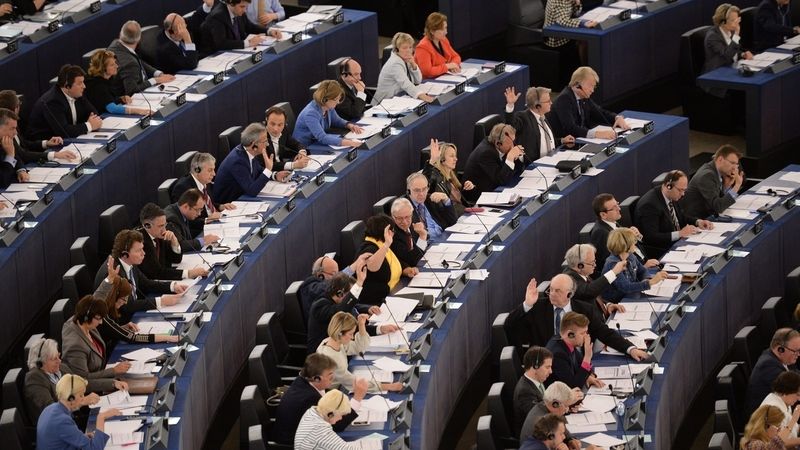 Europoslanci během hlasování o povinném zavedení systému eCall