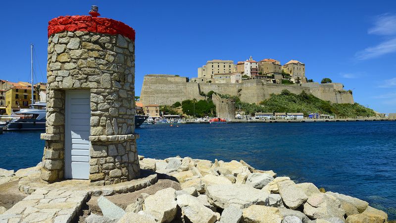 Korsika hýří barvami