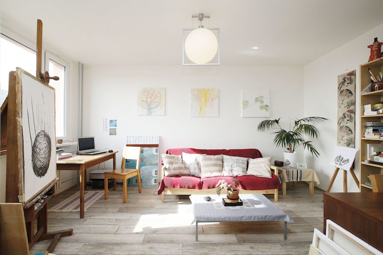 Obývací pokoj v paneláku je spíš malířčiným prosluněným ateliérem.