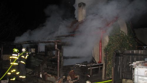 Hasiči likvidují požár stodoly v Orlové.