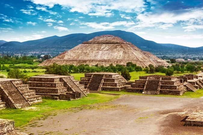Teotihuacán – Pyramida Slunce a Měsíce na Aleji mrtvých. Tajemno by se tu dalo krájet.