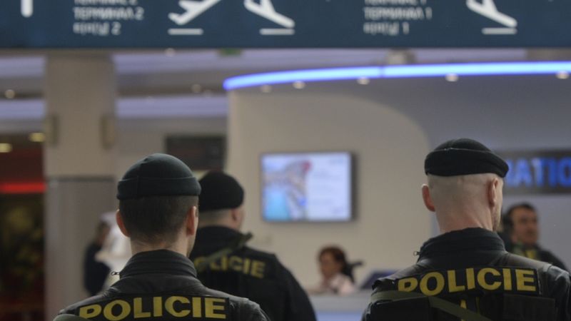 Policisté na Letišti Václava Havla. Ilustrační foto