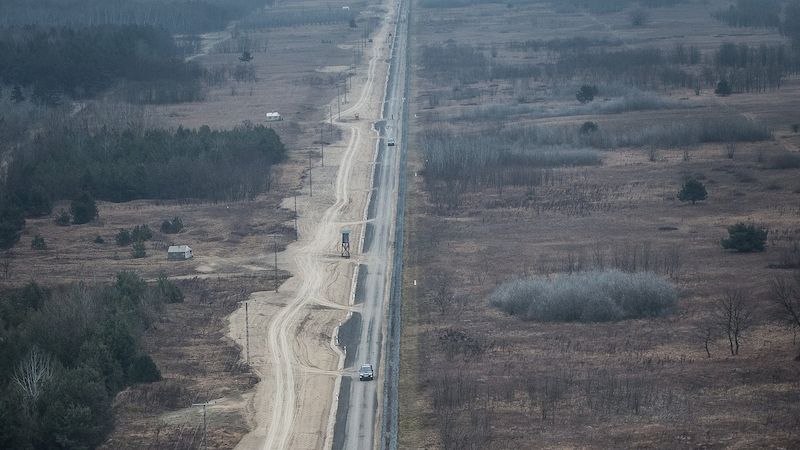Pohled na bariéru na Maďarsko-srbské hranici