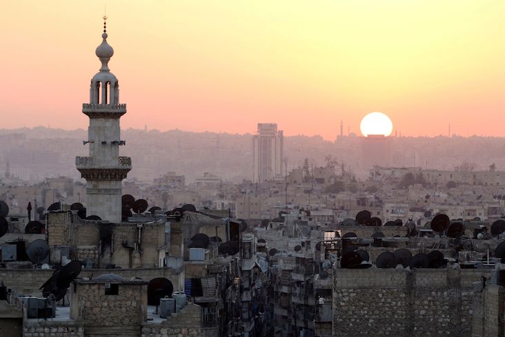 Západ slunce v Aleppu, jehož východní části stále ovládají povstalci.