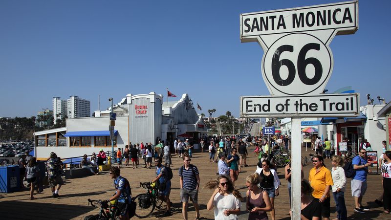 V Santa Monice je jeden konec známé Route 66, silnice, která spojuje východ Spojených států se západem.