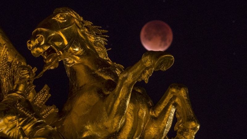 Neobvyklý jev superúplňku a úplného zatmění Měsíce v Paříži na mostu Alexandra III.