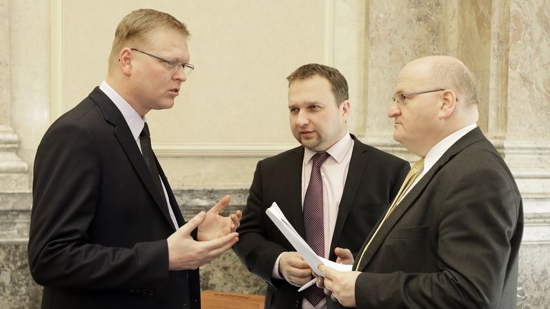 Místopředseda vlády pro vědu, výzkum a inovace Pavel Bělobrádek (vlevo) a ministři zeměděltsví Marian Jurečka (uprostřed) a kultury Daniel Herman