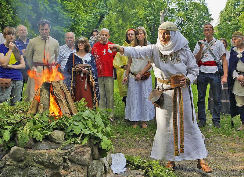 Zapalování očistného ohně, do něhož se vhazují byliny, patří rovněž ke starým slovanským obyčejům.
