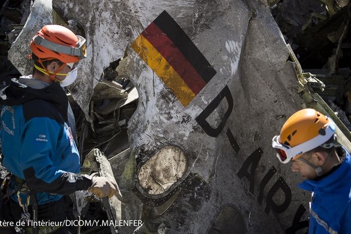 Francouzští četníci na místě havárie Airbusu A320 nedaleko městečka Seyne-les-Alpes