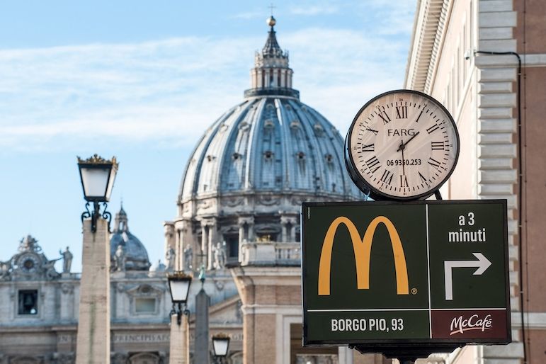 Řetězec restaurací rychlého občerstvení McDonald’s u Svatopetrské baziliky ve Vatikánu