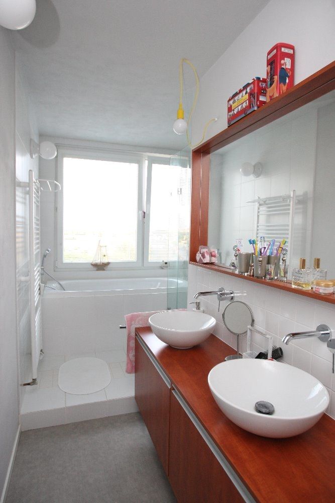 V koupelně jsou moderně dvě umyvadla, pro muže a ženu, koupelna s sprchový kout jsou na vyvýšeném stupínku.
