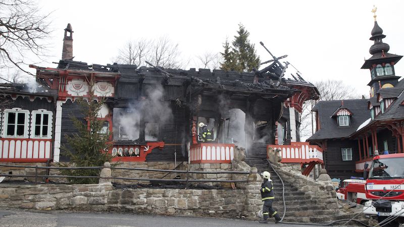 Chatu Libušín na Pustevnách v Beskydech zachvátil požár v noci z 2. na 3. března 2014 a z velké části ji zničil.
