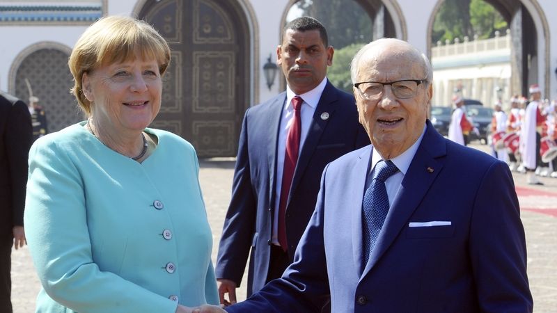 Tuniský prezident Kaíd Sibsí (vpravo) a německá kancléřka Angela Merkelová.
