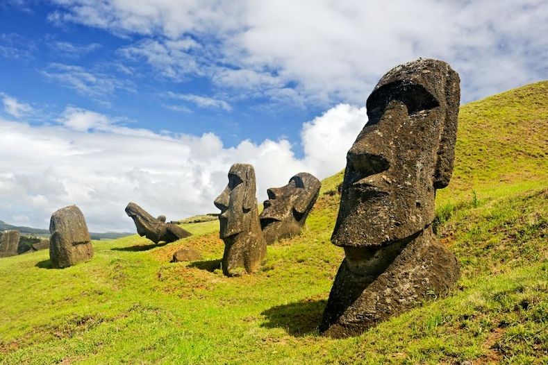 Velikonoční ostrov přitahuje turisty i fantasty tajuplnými sochami moai.