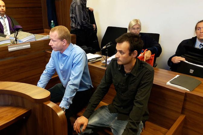 BEZ KOMENTÁŘE: Obžalovaní Ponomarev a Ševčík u soudu