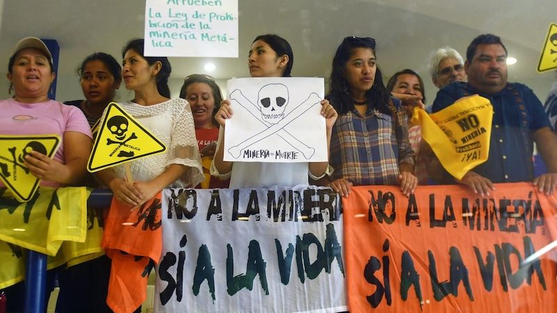 Ne těžbě, ano životu, stojí na sloganech odpůrců těžařů při hlasování v salvadorském kongresu.