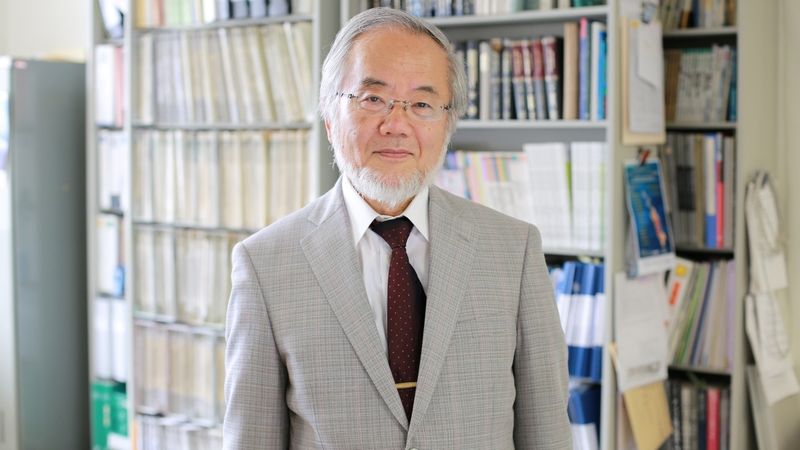 Jošinori Ohsumi z Tokijského technologického institutu. Za svou práci byl oceněn Nobelovou cenou.  