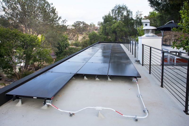 Část střechy zabírají solární panely, které vytvoří tolik energie, že se rodina nemusí vůbec starat o účety za elektřinu.