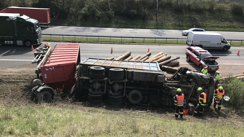 Havárie nákladního auta na dálnici D5. Z vozu se vysypaly klády.
