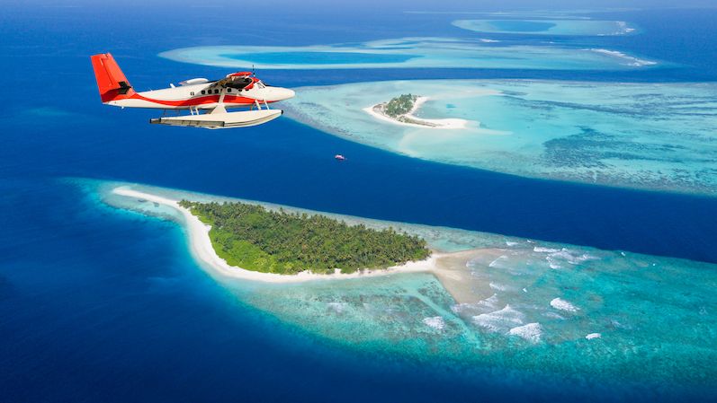 Maledivy jsou tvořeny řetězci atolů.