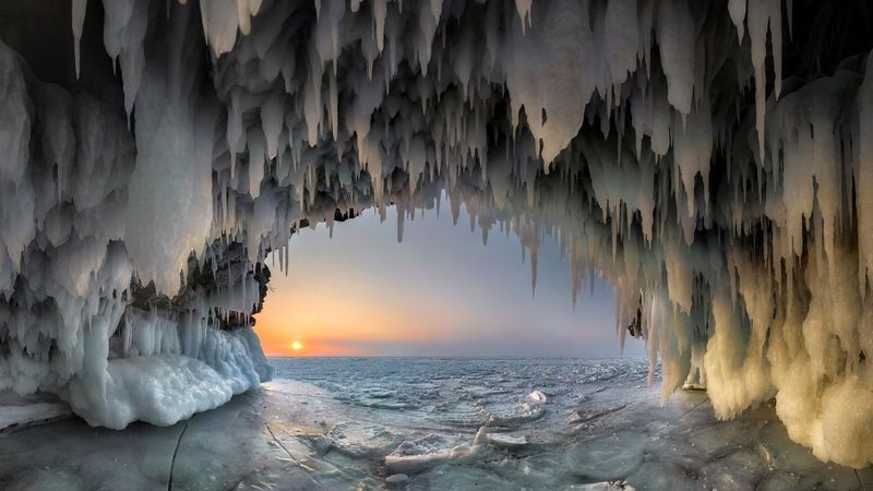 Jeskyně na Bajkalu ozdobená nespočtem rampouchů
