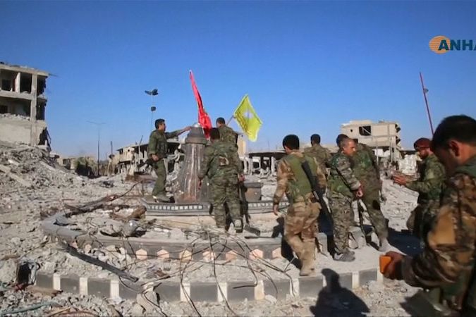 BEZ KOMENTÁŘE: Bojovníci arabsko-kurdské koalice vyvěšují v Rakce vlajky