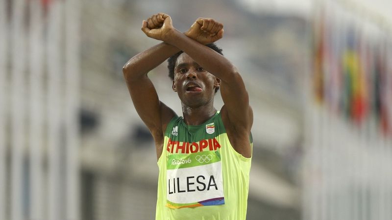 Etiopský maratonec protestoval proti vládě, lidé se mu skládají na azyl